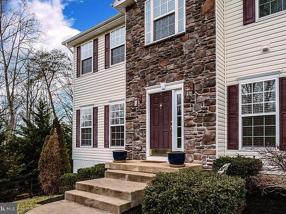 2nd image of 10 Towering Oaks Dr