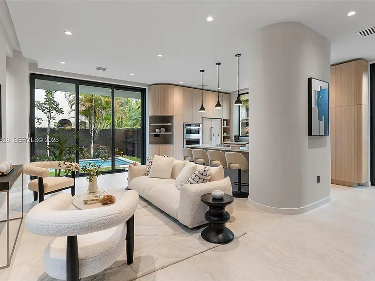 2330 SW 36th Ave — Photo 1