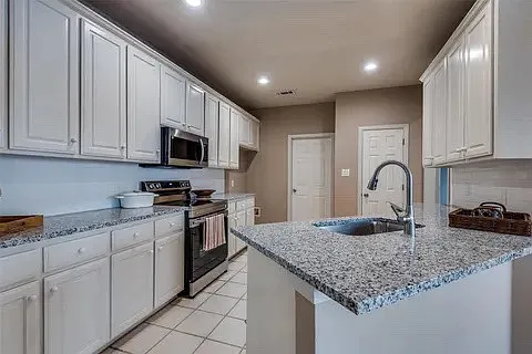 4610 Oak Club Dr — Photo 3
