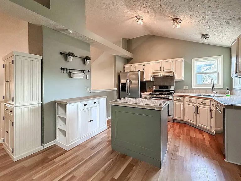 Kitchen and Eat In Area