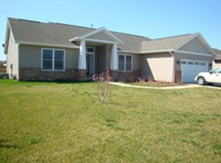 400 Garvey Ln, Chatham, IL 62629