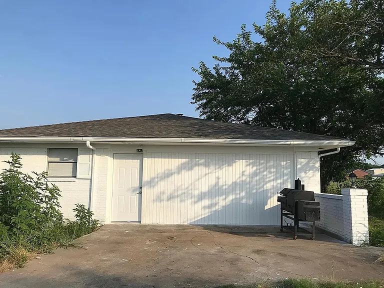 2587 N US Highway 69 — Photo 41