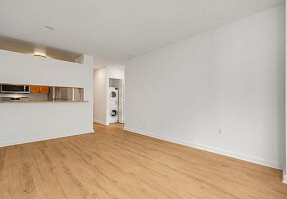 3rd image of 35 W 33rd St APT 15E