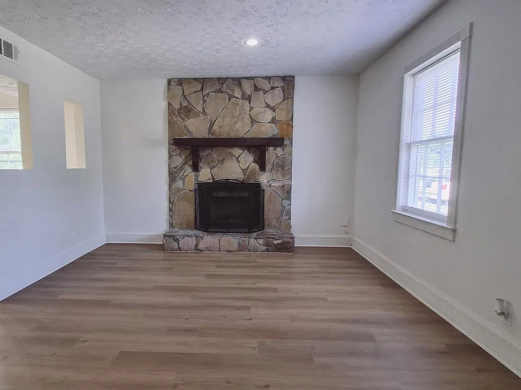 3 bed, 1.5 bath, 4256 sqft, $1,800 — Photo 2