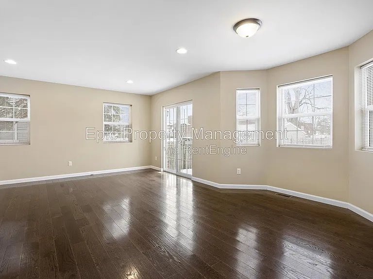 438 Elm St — Photo 7