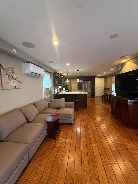 3 bed, 2.0 bath, 960 sqft, $3,700 — Photo 3