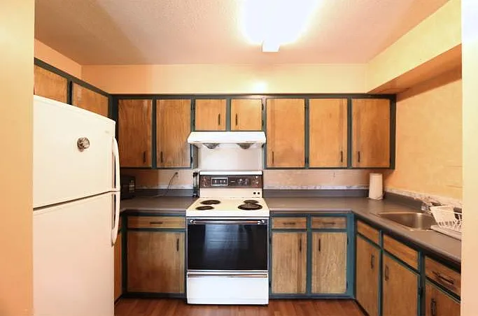 1124 Holdom Ave — Photo 4