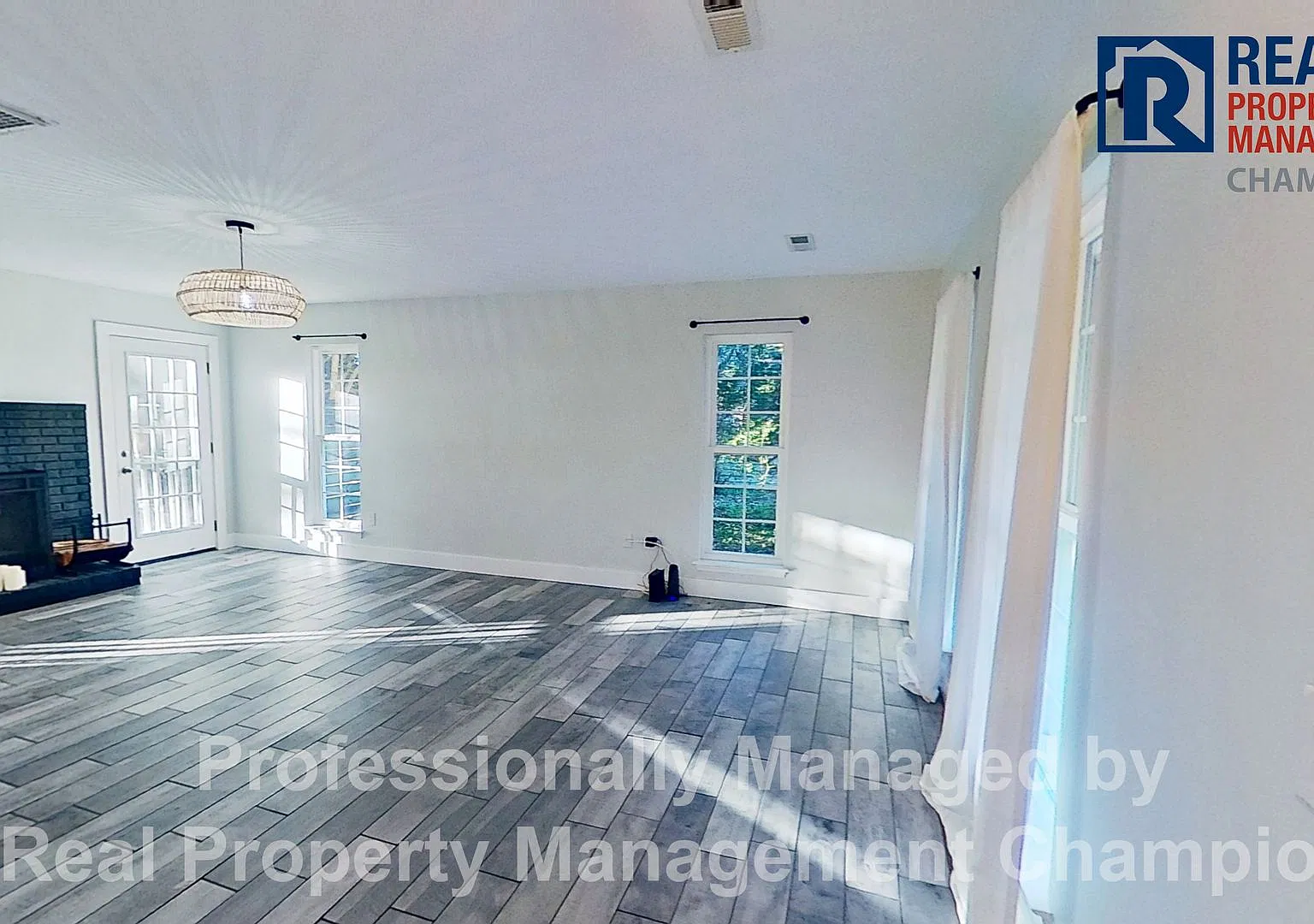 Beautiful Home Featuring Fenced Yard and Hot Tub in Northchase — Photo 3
