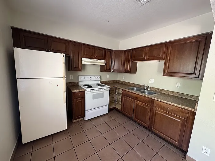 2 bed, 1.0 bath, $1,195 — Photo 2
