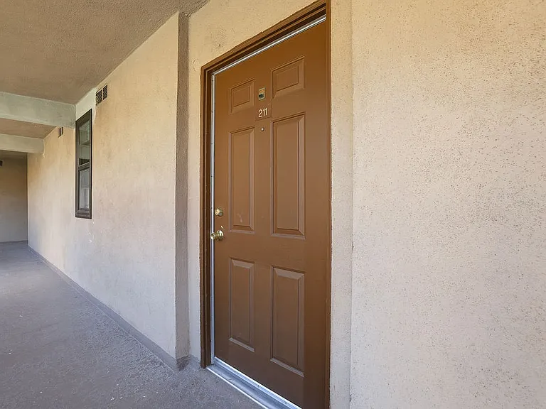 Encino Country Club Apartments — Photo 89