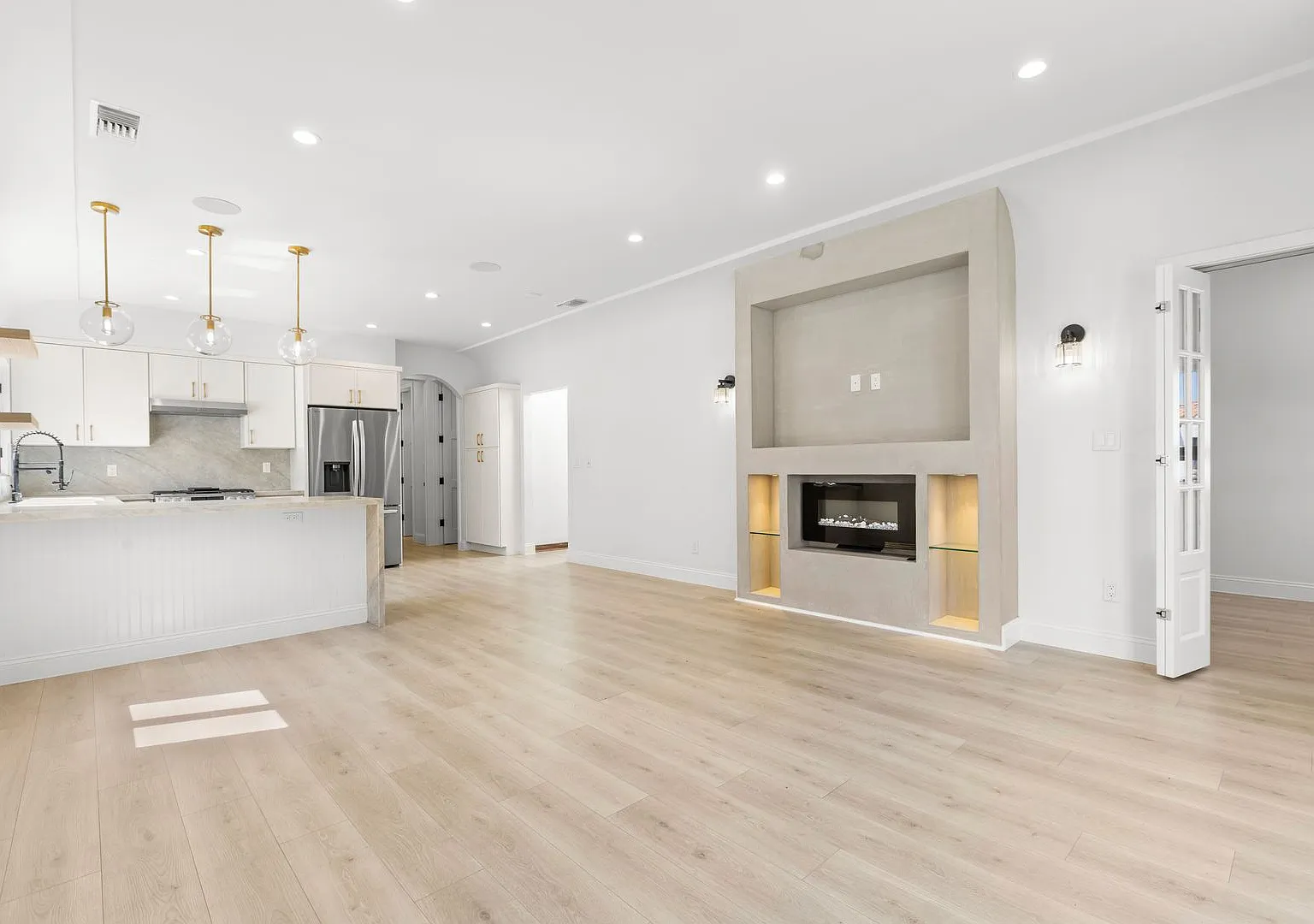 3 Bed / 2 1/2 Bath Luxury Apartments - Just steps from The Grove! — Photo 3