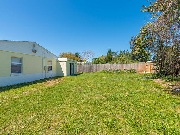 3rd image of 805 Camellia Dr