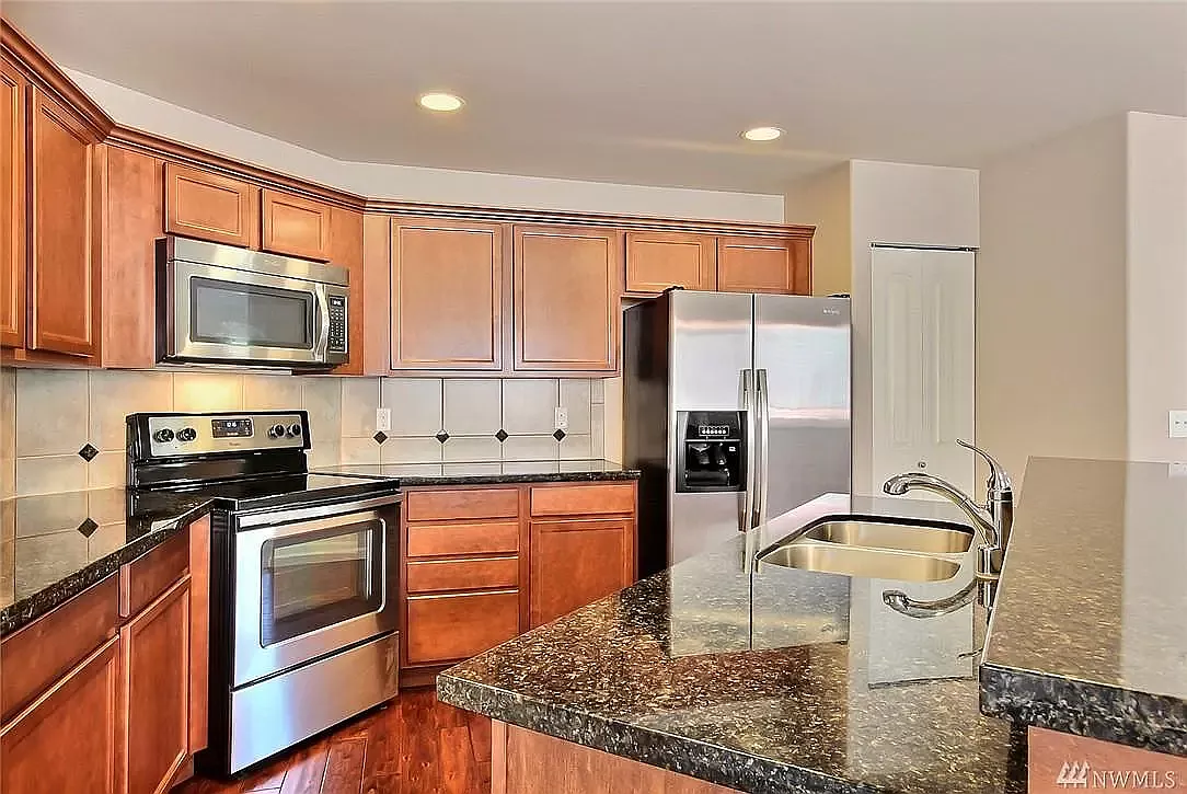 3 bed, 2.5 bath, 1602 sqft, $2,645 — Photo 3