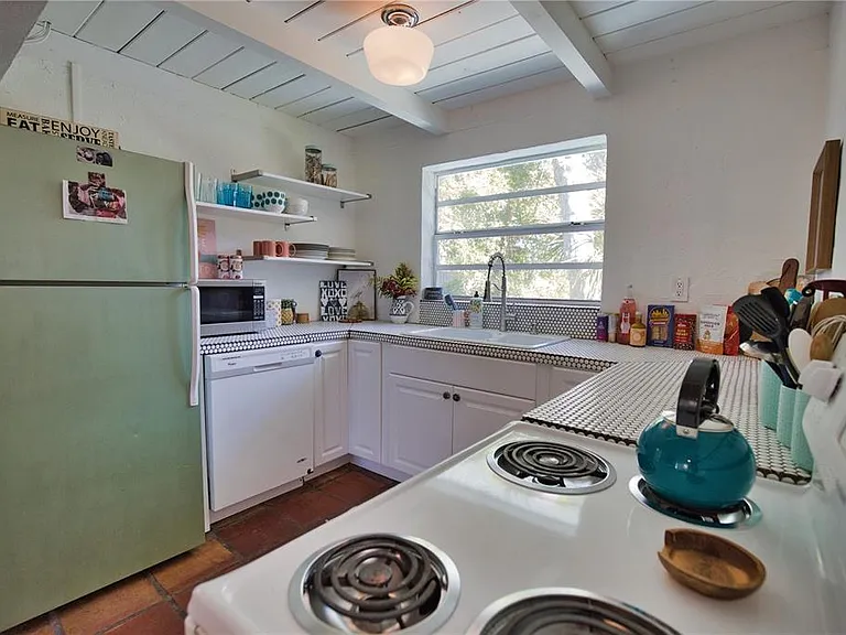 650 Edwards St — Photo 12