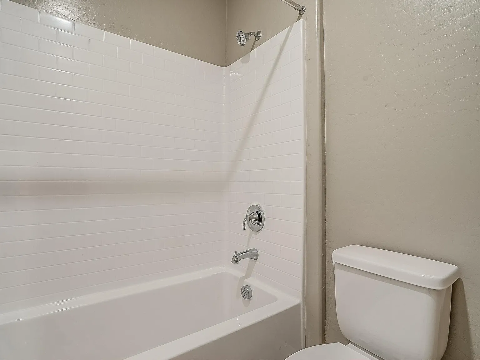 3 bed, 2.5 bath, 2213 sqft, $3,150 — Photo 2