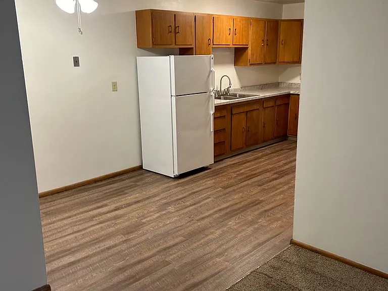 Lakeshore North Apartments — Photo 8