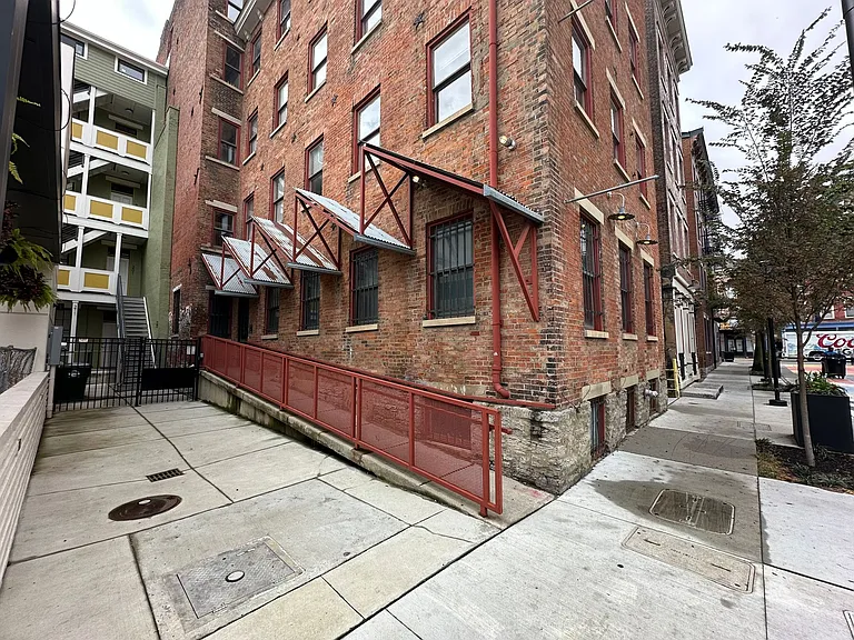 209 Woodward St — Photo 3