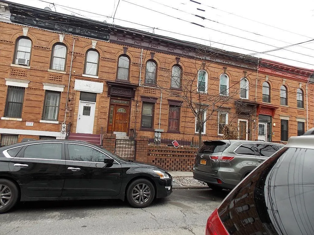 428 Ashford St photo 1
