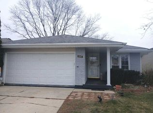 1045 Fulton Dr, Streamwood, IL 60107