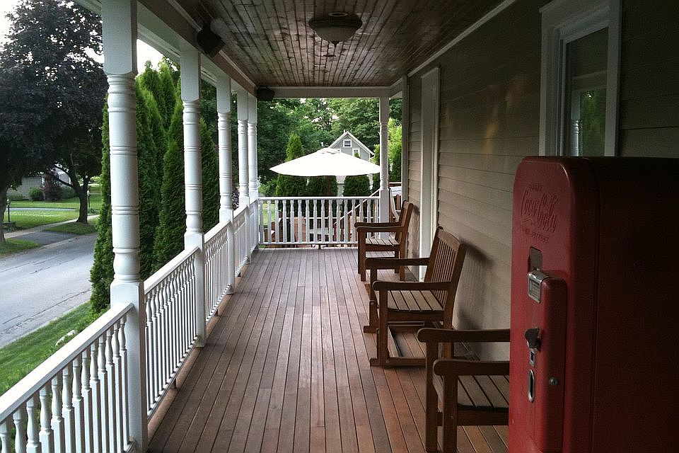 Walk-around porch