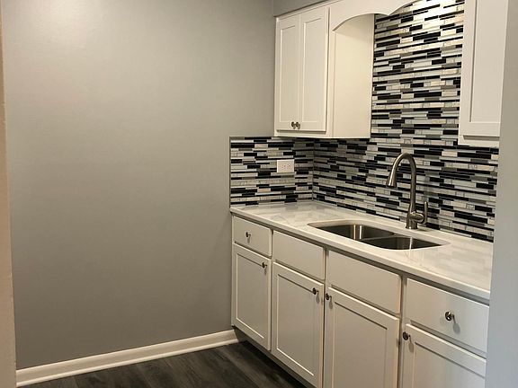 4th image of 433 Carriage Dr APT 1E