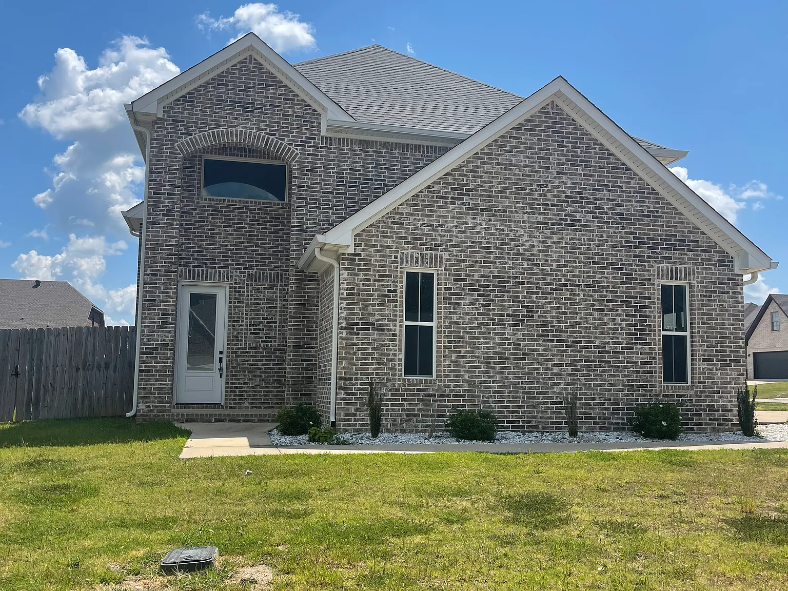 4 bed, 2496 sqft, $2,500 — Photo 2