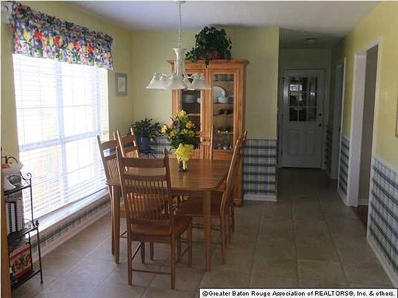 3rd image of 18609 White Oak Dr