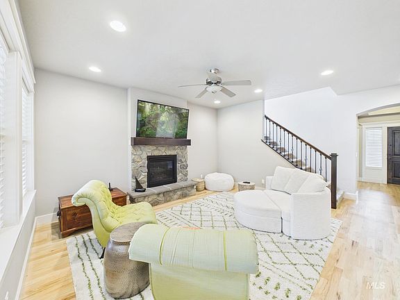 3rd image of 89 S Barkvine Way