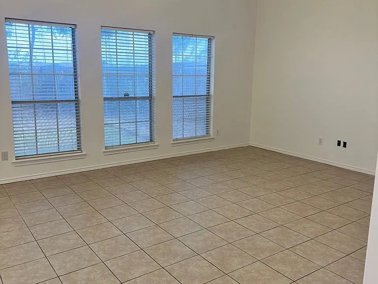 1630 Summerfield Ln N — Photo 3