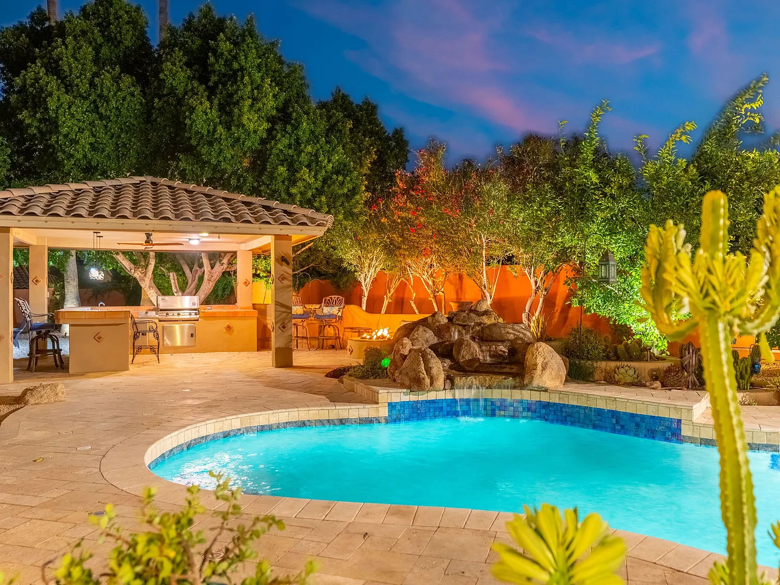 372 W Amoroso Dr — Photo 2