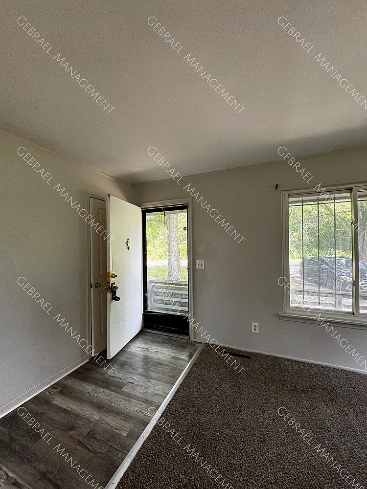 1501 Crestbrook — Photo 3