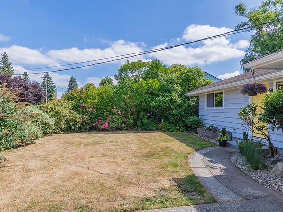 3rd image of 1006 10th Ave SE