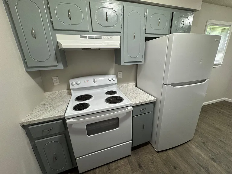 196 Greenfield Dr #7 — Photo 2