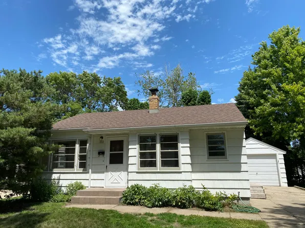 222 7th St W, Brookings, SD 57006