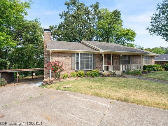 3rd image of 2612 Riviera Cir
