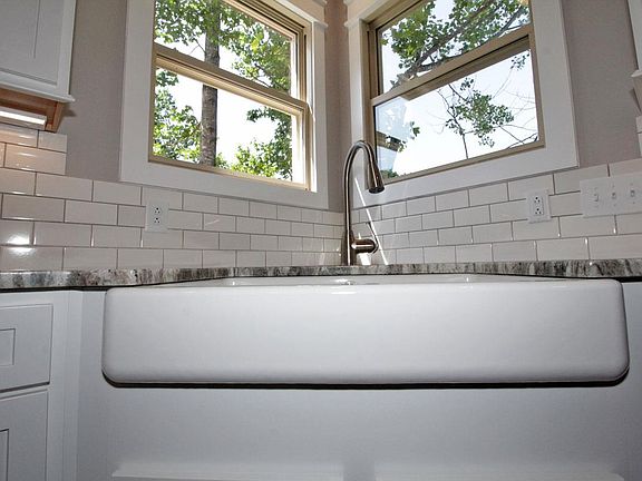 5th image of 435 Fieldstone Dr