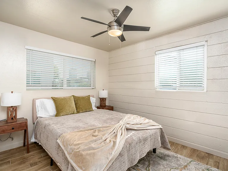 402 W Earll Dr #1 — Photo 8