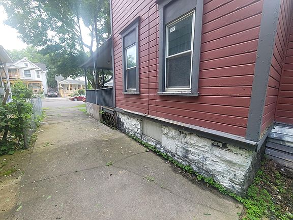 2nd image of 212 Putnam St