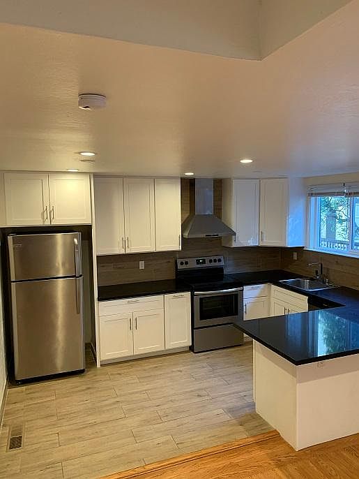 1st image of 900 Palm Ave APT 10