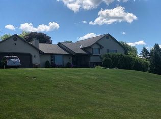 1539 Golden Dr, Hubertus, WI 53033