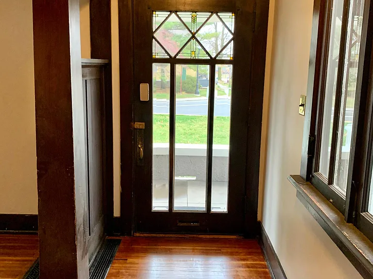 1336 W Jefferson Blvd — Photo 4