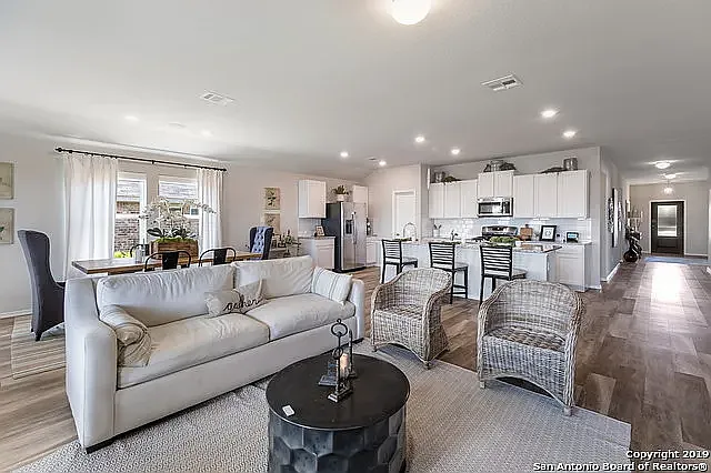 4 bed, 2450 sqft, $2,780 — Photo 2
