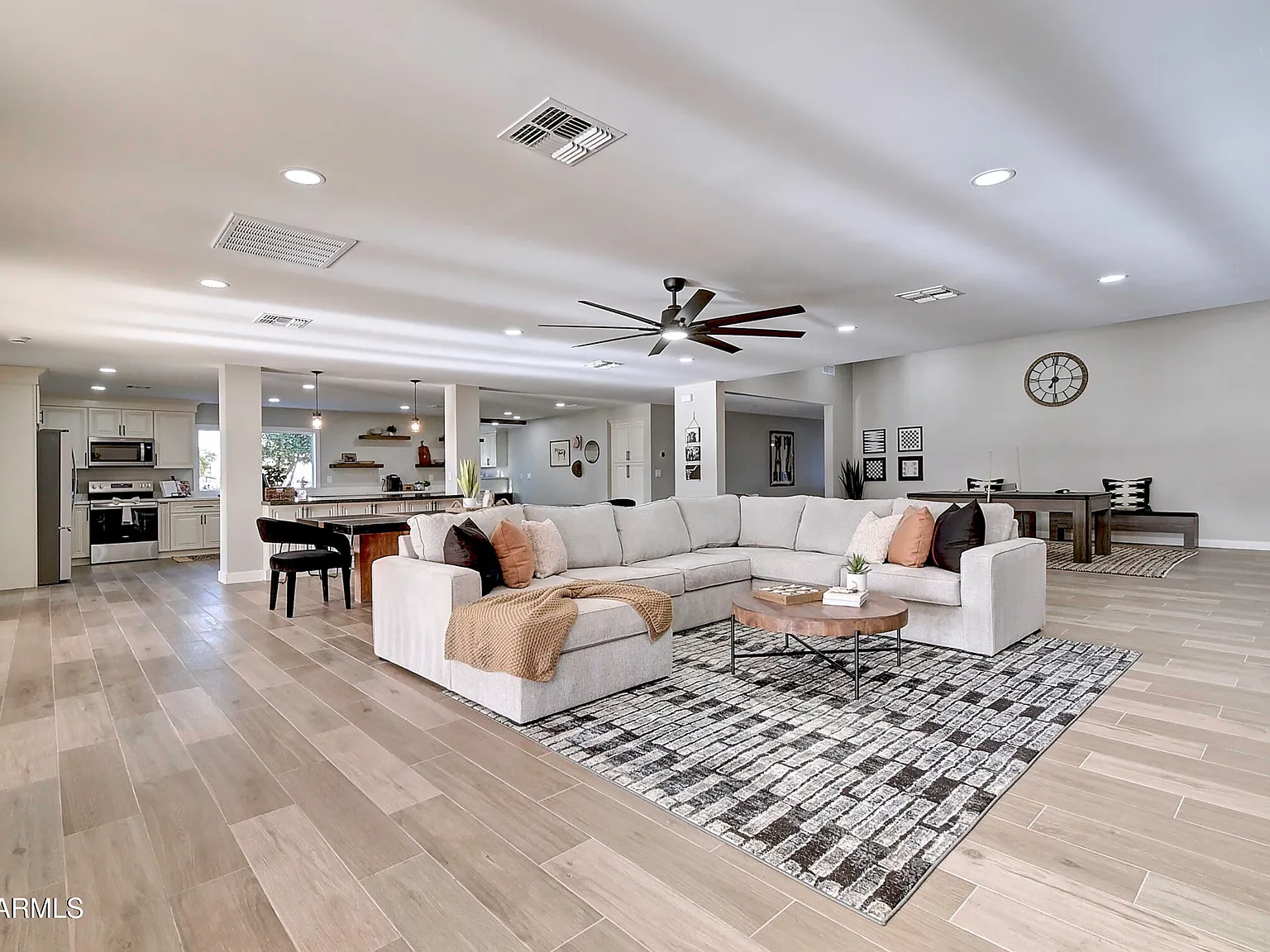 6 bed, 3.0 bath, 5200 sqft, $10,000 — Photo 2