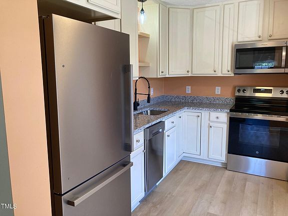 3rd image of 223 Maple Dr #A & B