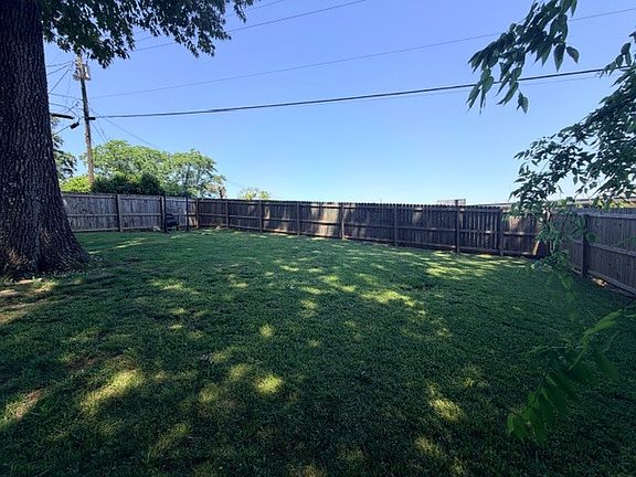 3rd image of 400 Woodvale Ln