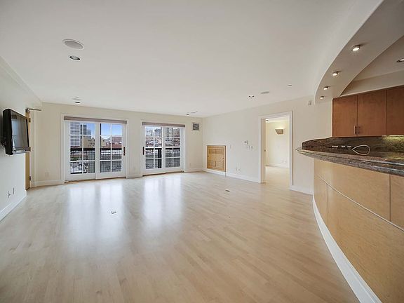 2nd image of 567 Vallejo St #401