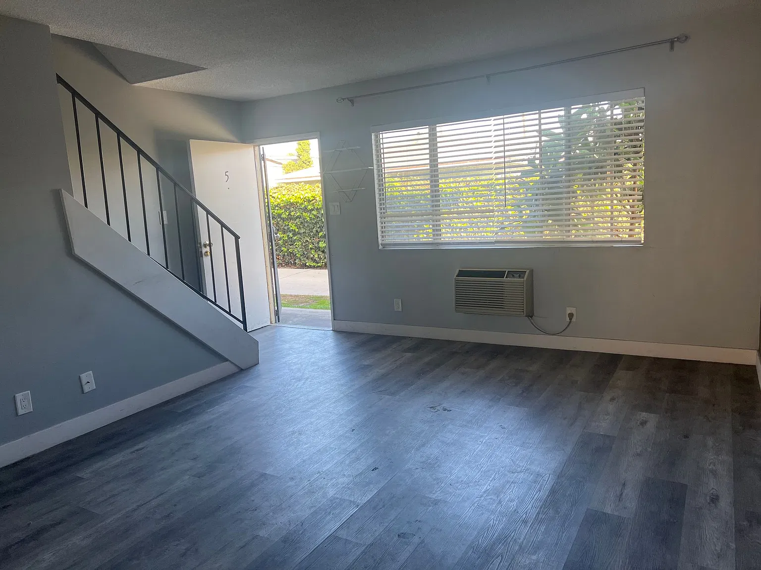 Beautiful 2 bedroom 1 1/2 bath town home located in Bellflower! — Photo 3