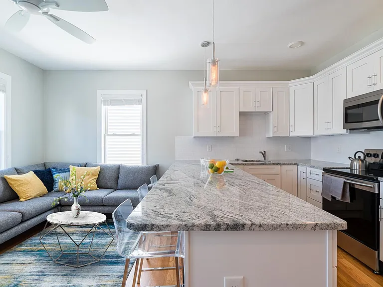 728 E 2nd St #3 — Photo 4