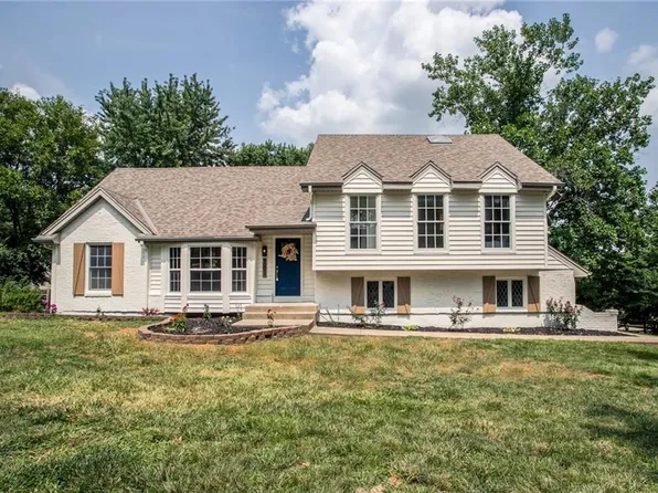 9001 Greenway Ln, Lenexa, KS 66215