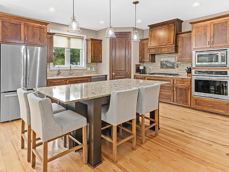 225 Paisley Ln — Photo 9